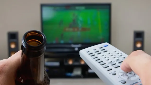 STUDIU: Cât de mult de uită românii la televizor şi ce programe preferă
