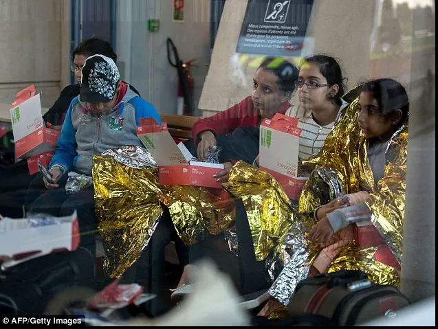 Tunelul Canalului Mânecii, blocat de imigranţi! Aceştia au blocat şinele şi s-au urcat în trenuri!