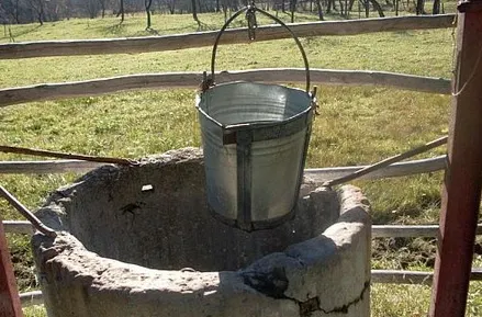 Tradiţii. De ce să nu mănânci la apusul soarelui şi de ce nu se aduce apă, seara, în casă