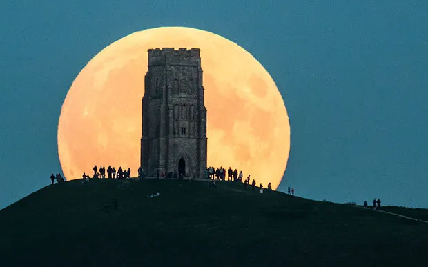 GALERIE FOTO. Eclipsa de Super Lună. Iată cum s-a văzut