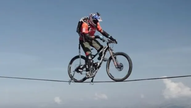 A intrat în Cartea Recordurilor: a mers cu bicicleta pe o frânghie întinsă în munţii Alpi