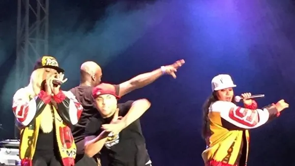 Incident la un concert. Ce vedetă a fost umilită după ce a căzut de pe o boxă