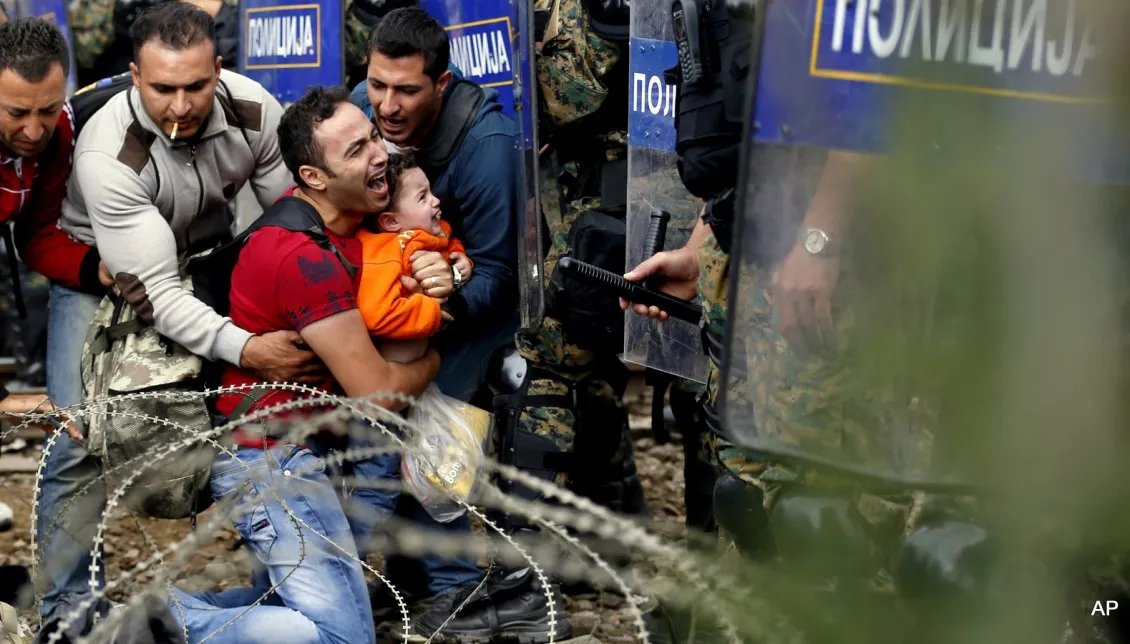 Criza refugiaţilor. Zeci de mii de imigranţi blocaţi pe o insulă din Grecia