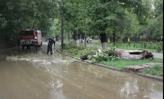 Oraș din vestul țării, sub ape după furtună