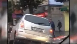 Accident în Capitală. O maşină a căzut într-o groapă