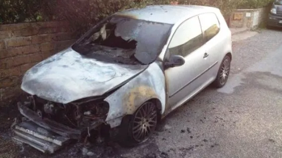 Trei maşini cu numere româneşti, incendiate în Italia. Care este reacţia MAE