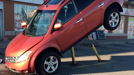 Incredibil: cum a ajuns acest bărbat să "parcheze" aşa. Se grăbea să-şi ducă fiii la şcoală