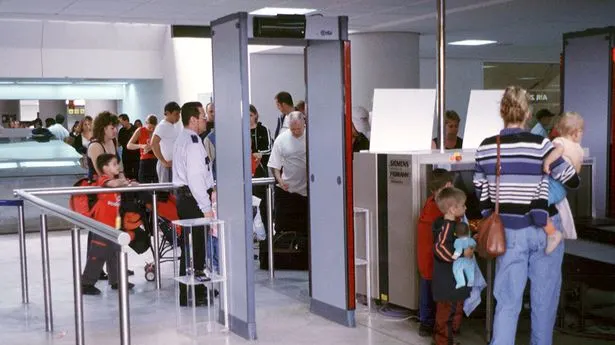 Ce au găsit medicii în stomacul unui bărbat. S-a dat de gol la detectorul de metale din aeroport