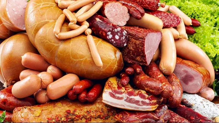 Ce se întâmplă în corpul tău dacă mănânci zilnic mezeluri