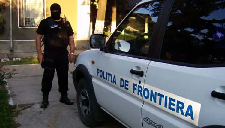 11 imigranţi, ascunşi în saci cu granule de PVC şi polietilenă, descoperiţi într-un TIR, la Giurgiu