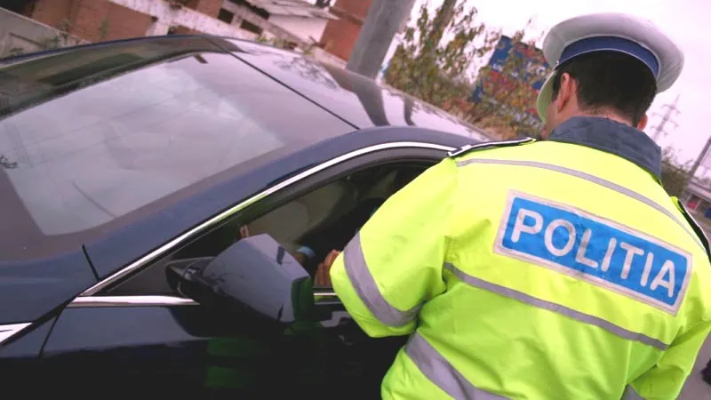 Pericol pe șosele. Ce au găsit polițiștii într-o mașină care părea că circulă fără șofer