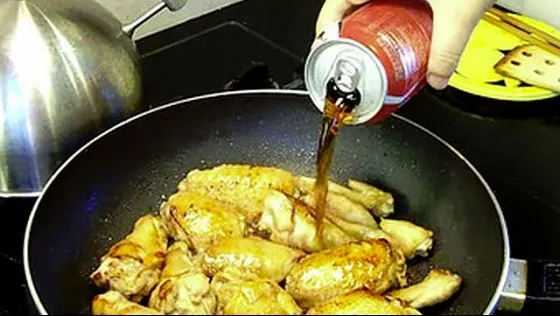 Incredibil! Ce se întâmplă dacă pui Cola peste aripioarele de pui atunci când le prăjești