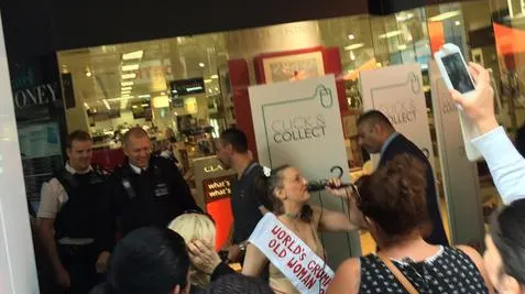 Gestul ei bizar i-a lăsat pe poliţişti cu gura căscată. Ce a făcut o bătrână în faţa unui magazin