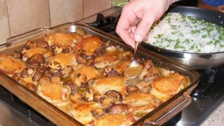 Așa faci cele mai bune pulpe de pui la cuptor. Gata în 30 de minute!