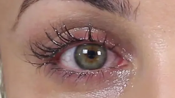 Şi-a dat cu ulei de in pe gene timp de 2 săptămâni! Efectul a fost spectaculos