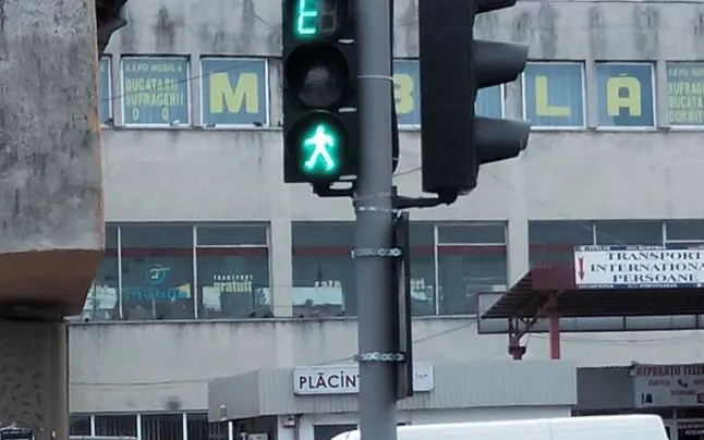 Dorel loveşte din nou. Cum arată un semafor montat invers, la Suceava
