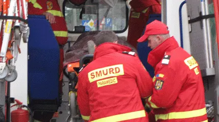 Accident teribil pe DN1. Doi morţi şi şapte răniţi. O maşină a intrat într-un autobuz