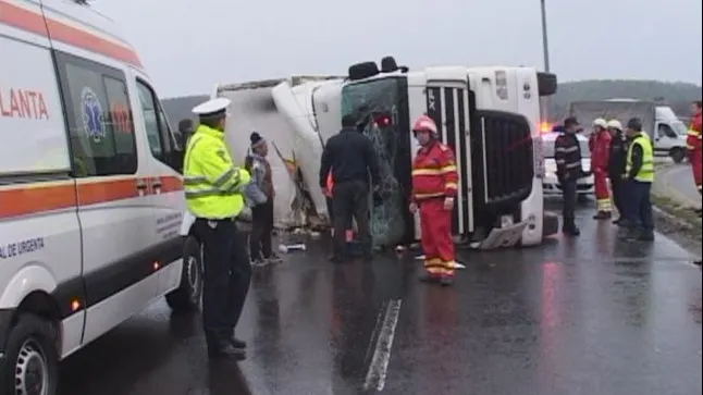 Tir derapat pe A1. Traficul pe sensul accidentului, blocat