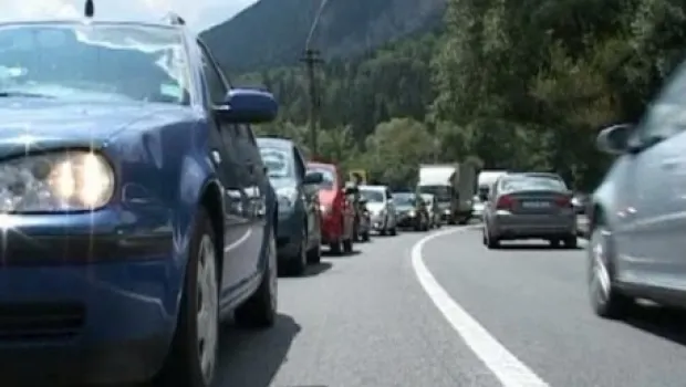 Circulaţie oprită pe DN57. Se dinamitează o stâncă