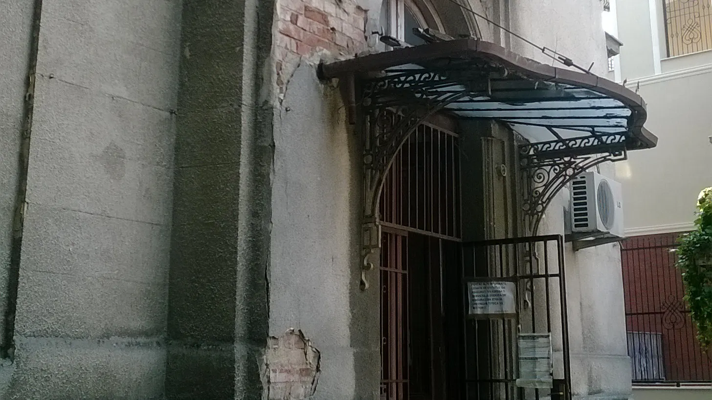 Imagini care îţi provoacă silă! Bucureştenii care se duc să-şi ridice cardul de sănătate, umiliţi