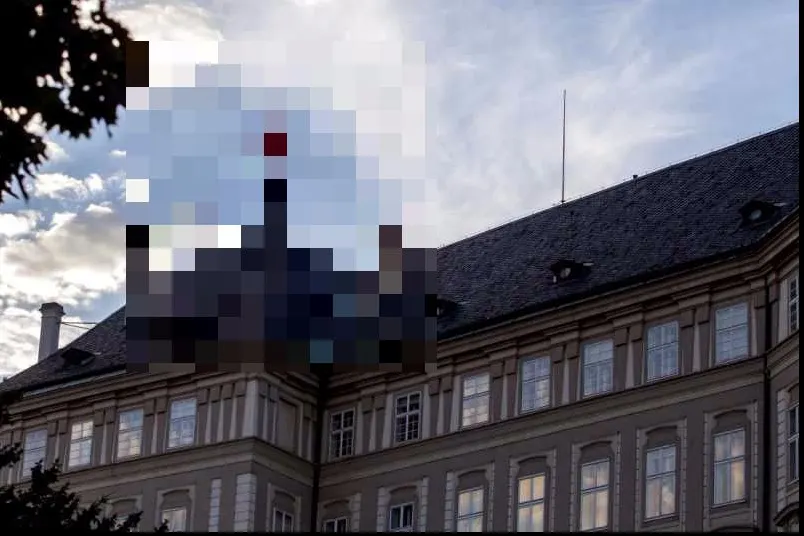A apărut peste noapte pe Palatul Prezidențial din Praga. Cehii au rămas șocați când l-au văzut