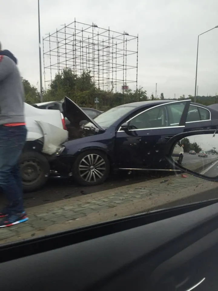 FOTO. Accident în lanţ pe DN1. Patru maşini, grav avariate