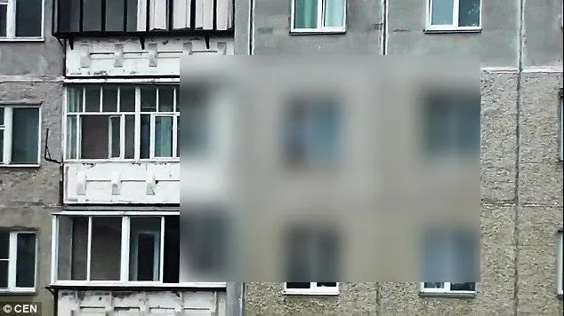 Ce au surprins trecătorii la etajul opt al unui bloc? Pietonii au încremenit