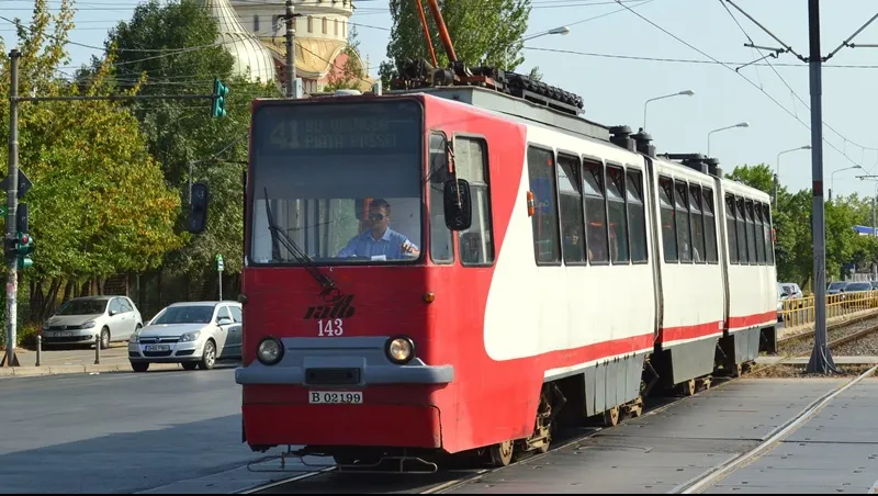 Scene incredibile într-un tramvai. Un vatman agresează un călător