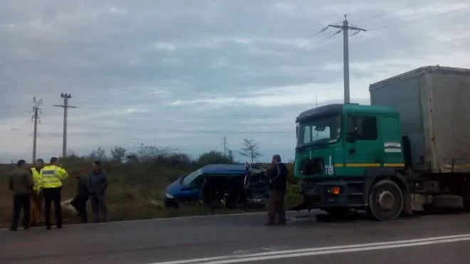 Accident grav pe DN2: şase persoane au fost rănite şi trei maşini avariate