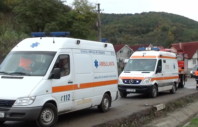 Accident teribil în Dej. O mașină s-a izbit de un pod și s-a răsturnat în șanț. 3 persoane, rănite