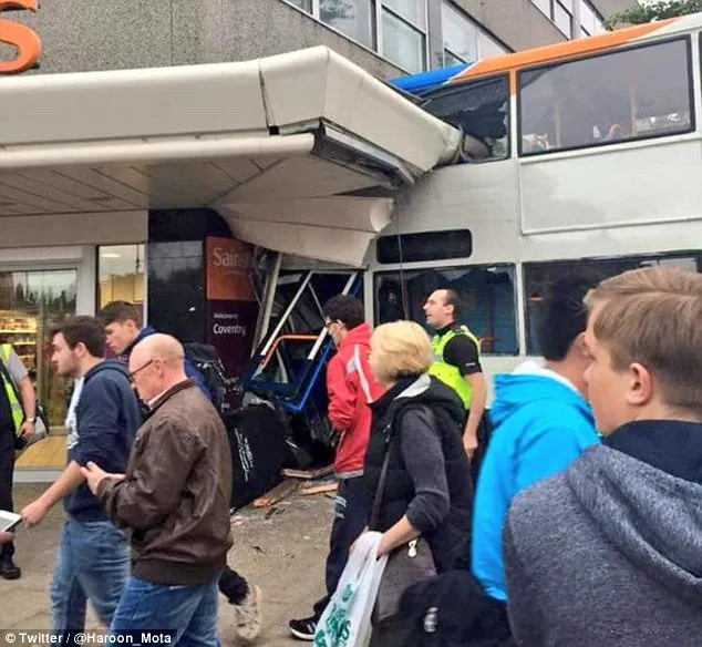 Autobuzul groazei. Şoferul a pierdut controlul şi a intrat într-un supermaket. 2 morţi şi 6 răniţi