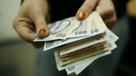 Salariul mediu a scăzut cu 36 de lei în august. Cine a pierdut cel mai mult la leafă