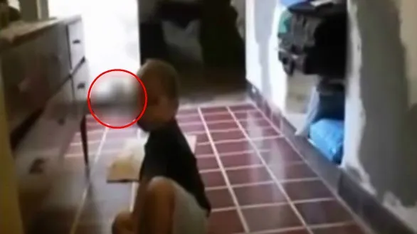 Şi-a filmat bebeluşul, însă s-a speriat când a văzut imaginile. Ce apăruse în spatele copilului