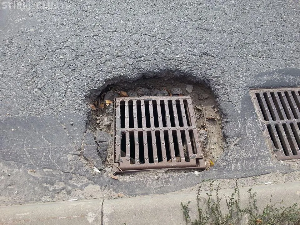 Un bărbat din Cluj şi-a distrus maşina într-o groapă. A chemat Poliţia - ce a urmat