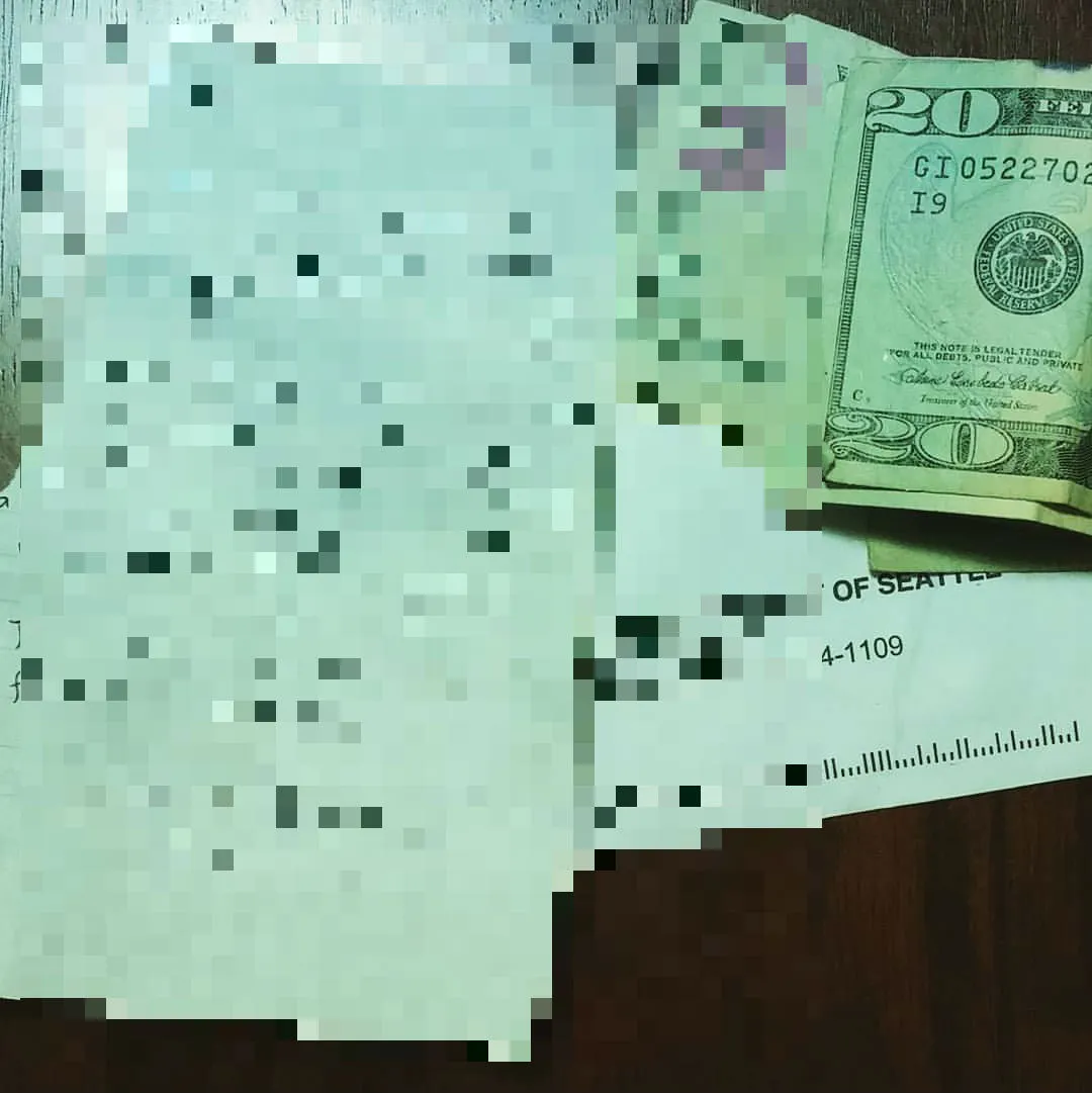 S-a întors la mașină și a găsit sub ștergător două bancnote și un mesaj incredibil. Ce spunea