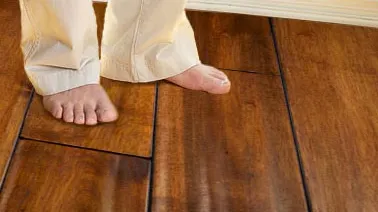 A călcat pe ceva ciudat în camera copiilor. Când a văzut ce era, a luat-o la fugă