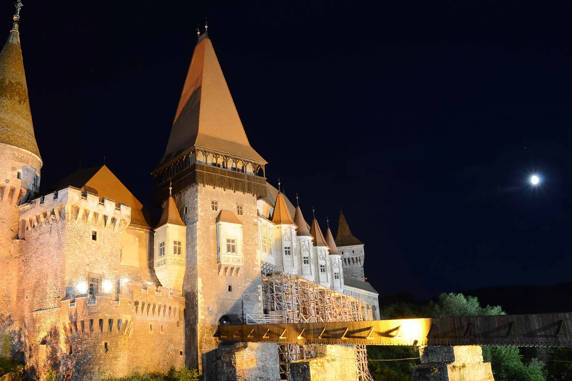 Castelul Corvinilor a fost prădat de hoţi. Poliţia face audieri