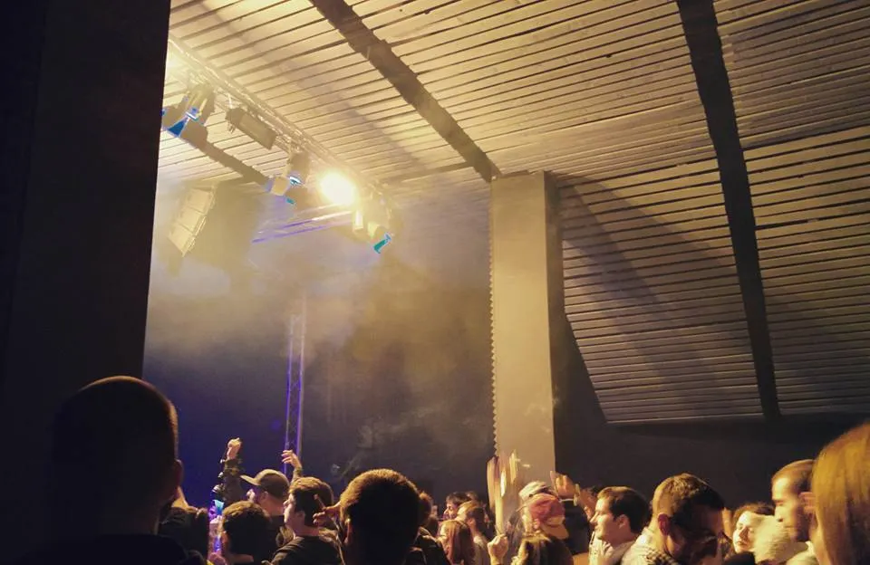 Clubul Colectiv trebuia să aibă 6 uși de evacuare. Ce condiții trebuia să îndeplinească un club