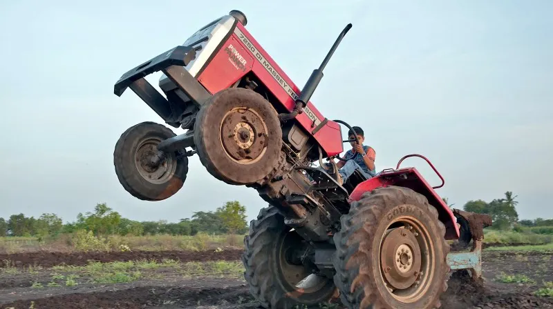 VIDEO. Copilul acesta conduce de când avea doar 7 ani. Iată ce cascadorii face cu un tractor