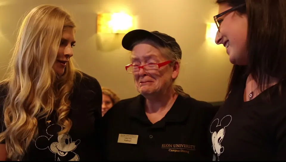 O bătrână săracă a visat toată viața să ajungă la Disney World. S-a petrecut ceva uluitor