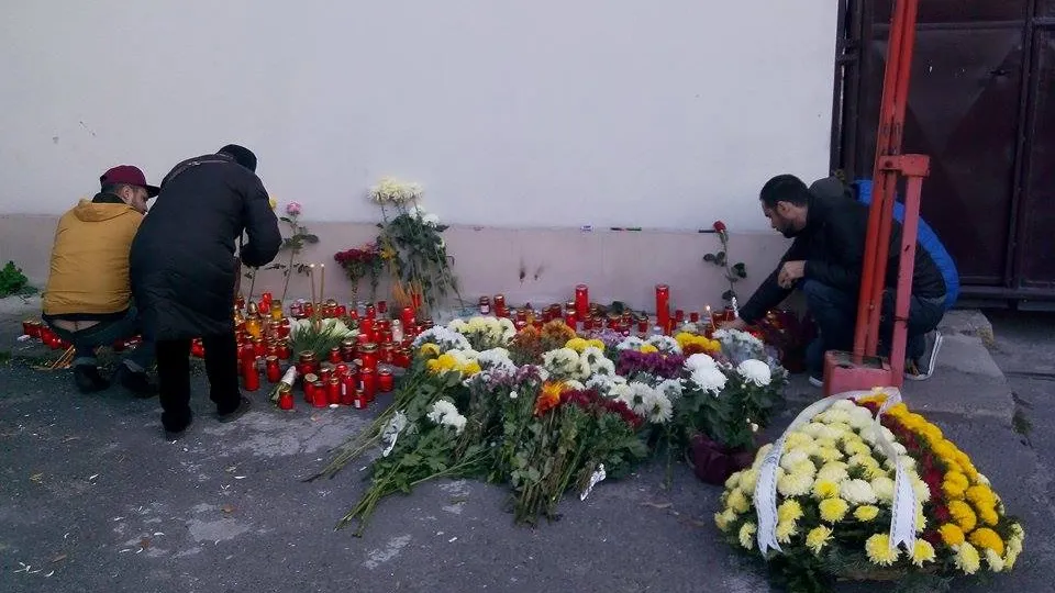 Peste 350 de persoane merg în această seară să depună flori şi lumânări în faţa Clubului Colectiv
