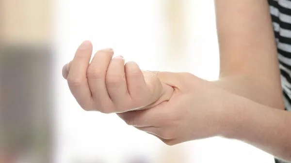 Truc ingenios. Ce se întâmplă dacă îţi pui vaselină pe încheietura mâinii în fiecare zi