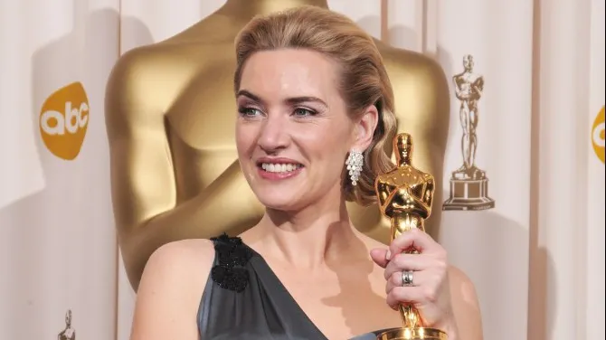 Kate Winslet îşi ţine Oscarul în baie! De ce credeți că a ales acest loc?