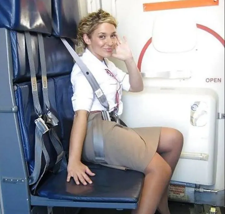 Stewardesa a făcut 1.000.000 $ întreținând relații intime cu pasagerii! Unde se petrecea totul