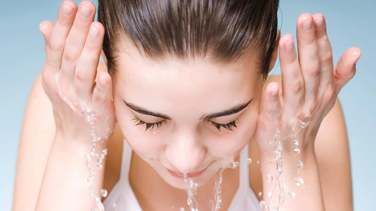 S-a spălat pe faţă cu sare timp de o lună. Rezultatul? Cosmeticienilor nu le-a venit să creadă