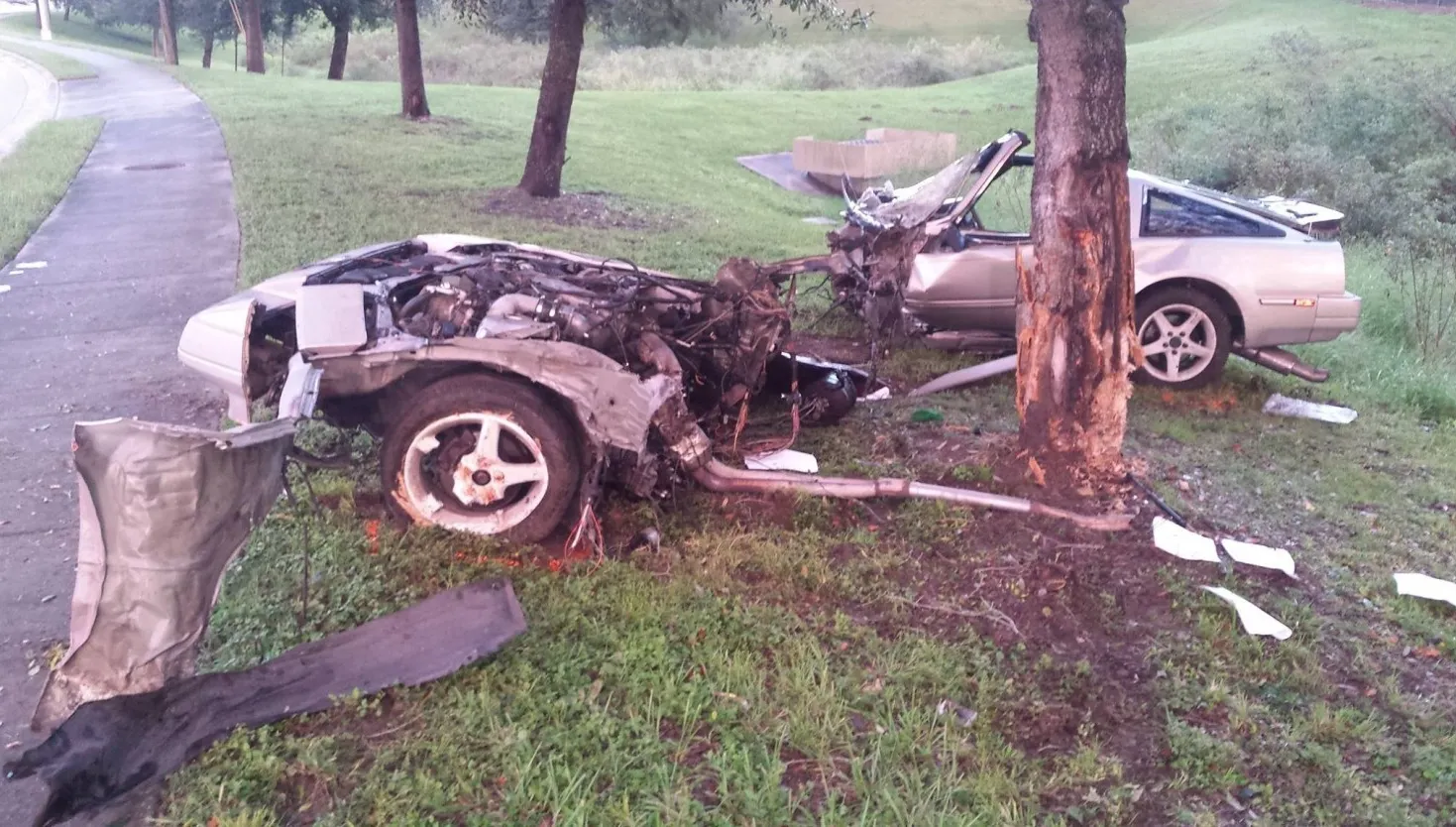 Incredibil: maşina s-a rupt în două, dar şoferul a scăpat cu viaţă. "Este un miracol"