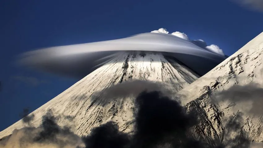 GALERIE FOTO Imagini bizare cu „norii OZN” care au acoperit munții din Rusia