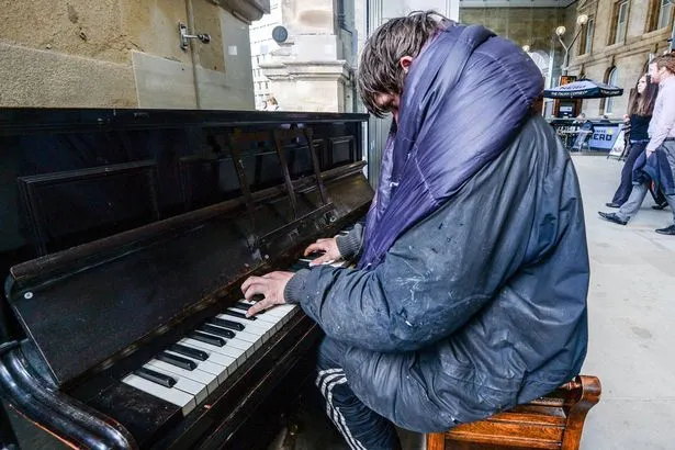 Trecătorii plângeau când îl ascultau. Într-o zi l-au căutat pe stradă și s-au cutremurat