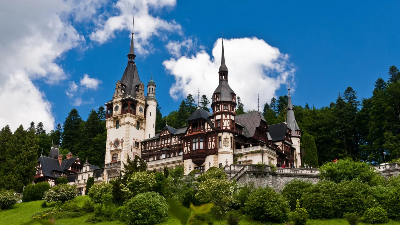 Castelul Peleş se închide. Până când îl mai puteţi vizita
