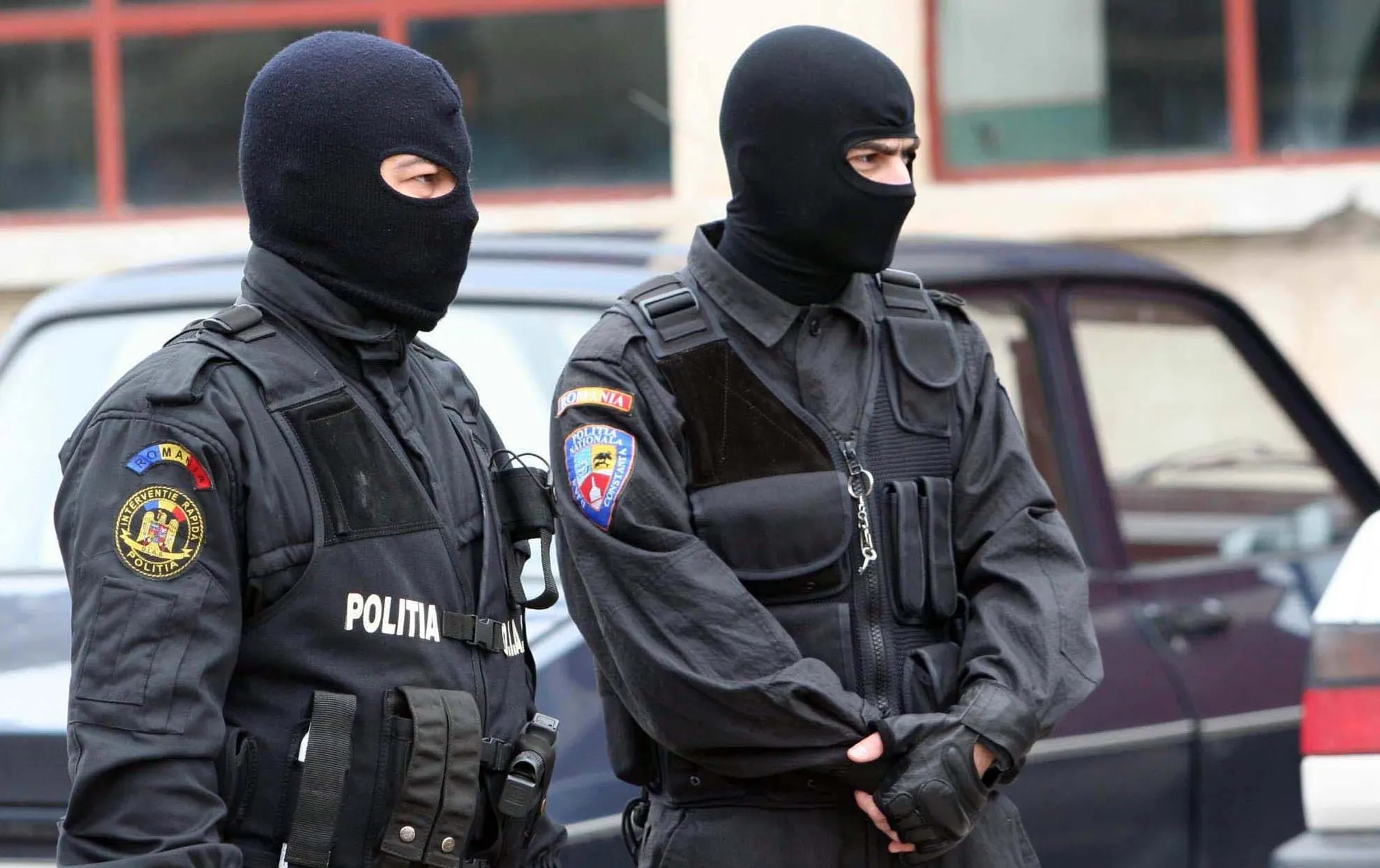 Percheziţii la locuinţele unor persoane bănuite de şantaj şi înşelăciune. Cum acţionau infractorii
